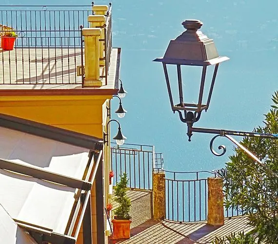 Casa Del Borgo Olga By Gardadomusmea Hébergement de vacances *
